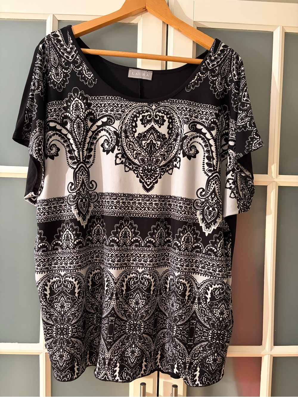Laura Plus Black & White Paisley Short Sleeve Top NWOT